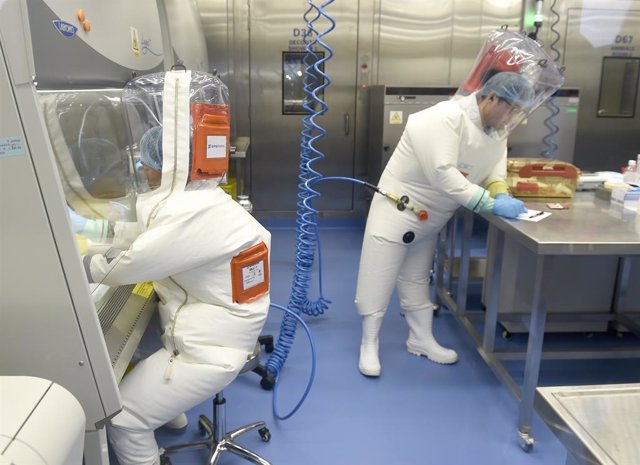 Trabajadores en el Instituto de Virología de Wuhan, China