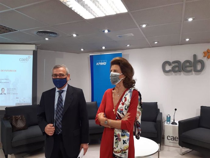 La presidenta de CAEB, Carmen Planas, y el socio de KPMG en Baleares, Francisco Albertí.