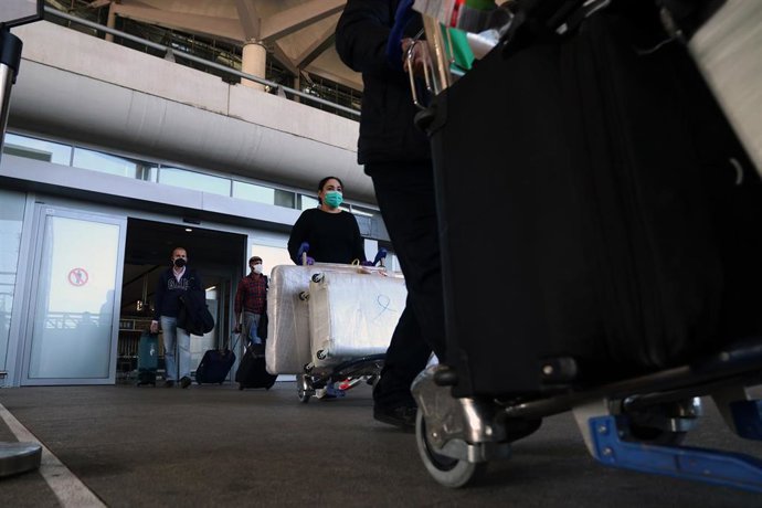Archivo - Varios turistas de diferentes países a la llegada del aeropuerto de Málaga, foto de recurso