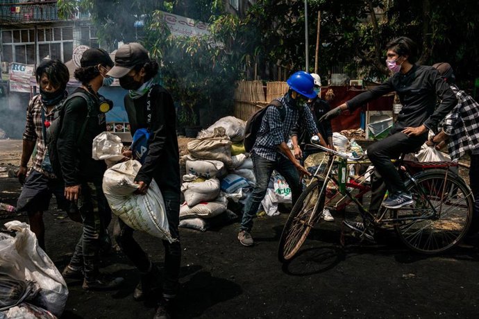Archivo - Manifestantes levantan barricadas en Rangún, Birmania, durante las protestas contra el golpe de Estado