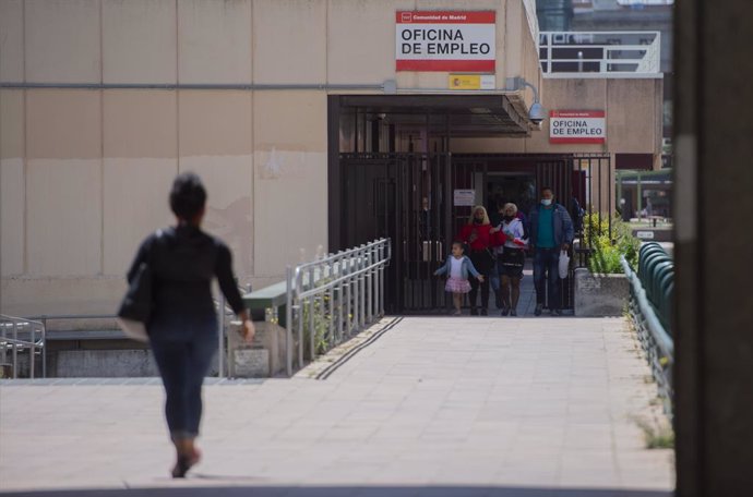 Varias personas en la puerta de una oficina del SEPE el día en el que se han conocido los datos de paro de abril, a 5 de mayo de 2021, en Madrid (España). El número de parados registrados en las oficinas de los servicios públicos de empleo (antiguo Inem