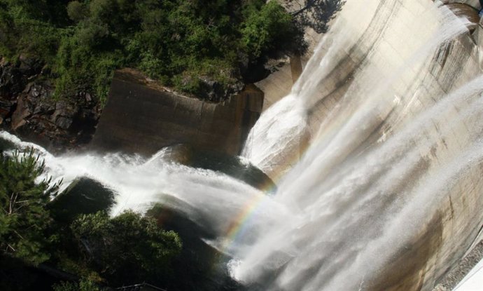 Presa soltando agua