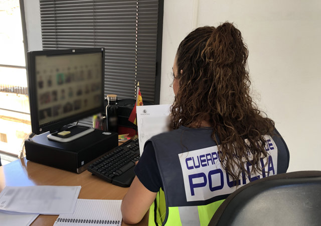 Una agente en tareas de investigación