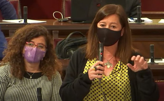 Archivo - La presidenta del Govern, Francina Armengol, en el pleno.