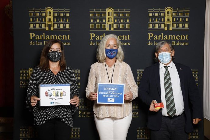 La presidenta del Govern, Francina Armengol, la presidenta de Alcer Baleares, Irene San Gil, y el presidente del Parlament, Vicen Thomas.