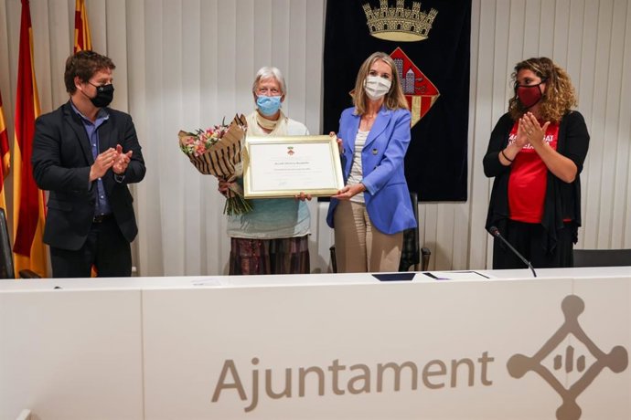 La viuda de Arcadi Oliveres,  Janine Künzi, recogiendo la distinción, acompañada de la alcaldesa de Sant Cugat, Mireia Ingla.