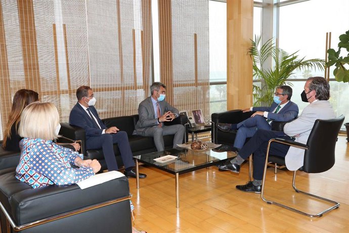 El presidente de la Diputación, Francisco Salado, con el alcalde de Benalmádena, Víctor Navas, afrontan la situación del parque Tívoli