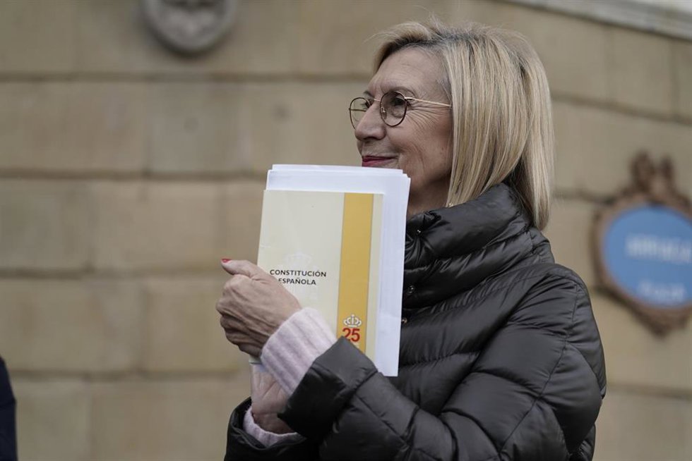 Archivo - La exdiputaa Rosa Díez, sostiene una copia de la Constitución en un acto público de Libres e Iguales en Bilbao (Euskadi/España) a 6 de diciembre de 2019.