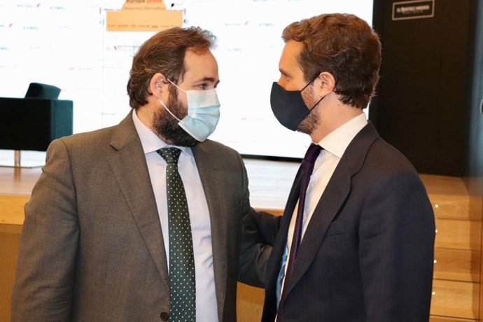 El presidente del PP de C-LM, Paco Núñez, junto al presidente nacional del partido Pablo Casado