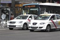 La izquierda rechaza la "temeraria" ordenanza del taxi, que "terminará de dar la puntilla al sector"