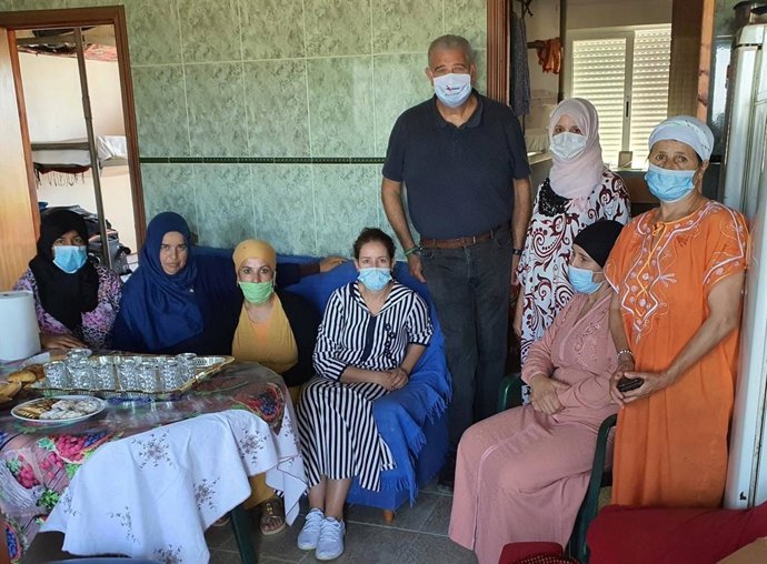 Manuel Piedra, junto a temporeras marroquíes.