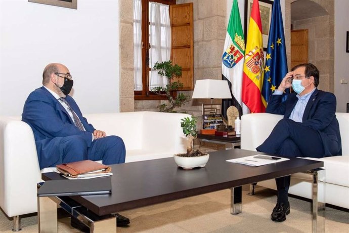 El presidente de la Junta de Extremadura, Guillermo Fernández Vara, en una reunión en Mérida con el presidente nacional de CSIF, Miguel Borra