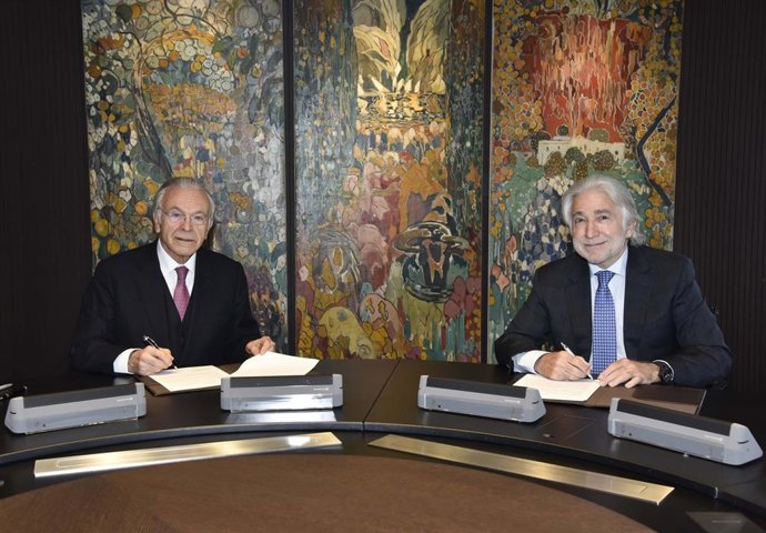 Isidre Fainé (Fundación La Caixa) y Josep Sánchez Llibre (Foment del Treball) firman un convenio para impulsar la contratación de colectivos vulnerables, con