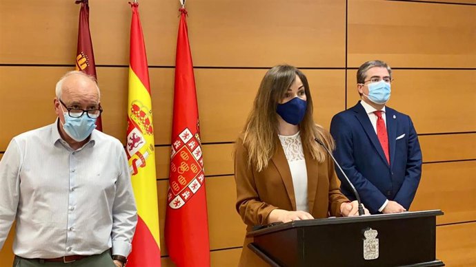 La portavoz del Grupo Municipal Popular, Rebeca Pérez, y los concejales Eduardo Martínez-Oliva y Jesús Pacheco