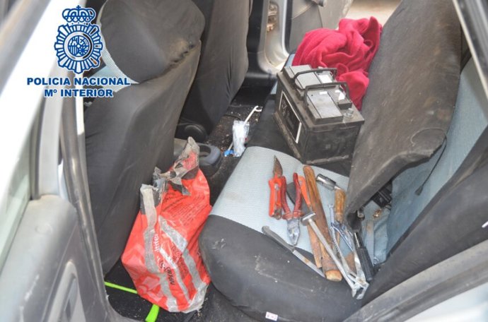 Momento de la detención in fraganti del acusado de robar en un establecimiento y sustraer 16 baterías de coches en Ciudad Real