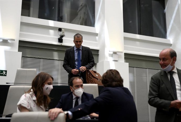 Archivo - La delegada de Cultura del Ayuntamiento de Madrid, Andrea Levy (1i), el delegado de Movilidad, Borja Carabante (2i), el alcalde de Madrid, José Luis Martínez Almeida (2d) y el concejal de VOX, Javier Ortega Smith (3d), en el Pleno