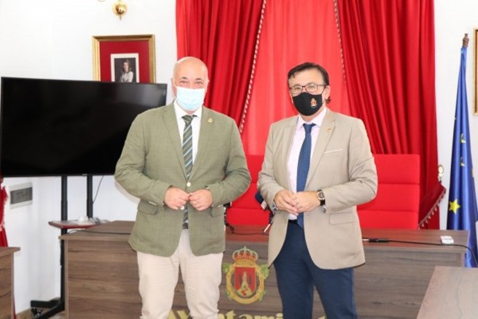 El presidente de la Diputación de Córdoba, Antonio Ruiz (izda.), y el alcalde de Iznájar, Lope Ruiz, durante el encuentro mantenido.