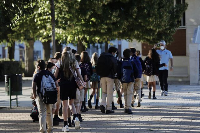 Archivo - Alumnos de un colegio entran en clase