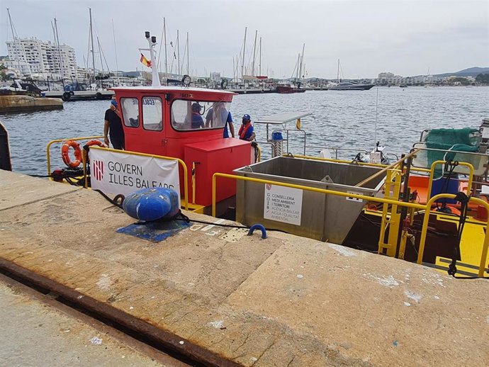 Embarcación para la limpieza del litoral en Baleares