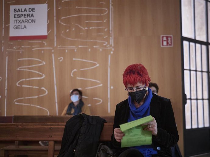 Archivo - La consejera de Salud del Gobierno de Navarra, Santos Induráin espera para ser vacunada contra el Covid-19 en el Antiguo colegio de Maristas, a 10 de abril de 2021, en Pamplona, Navarra (España). La consejera de Salud se vacuna con la dosis de