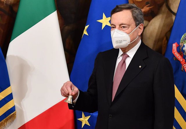 Archivo - 13 February 2021, Italy, Rome: Outgoing Italian Prime Minister Giuseppe Conte (not pictured) hands over the cabinet bell to newly swor-in Prime Minister Mario Draghi at the Chigi Palace. Photo: Ettore Ferrari/Pool Ansa/LaPresse via ZUMA Press/dp