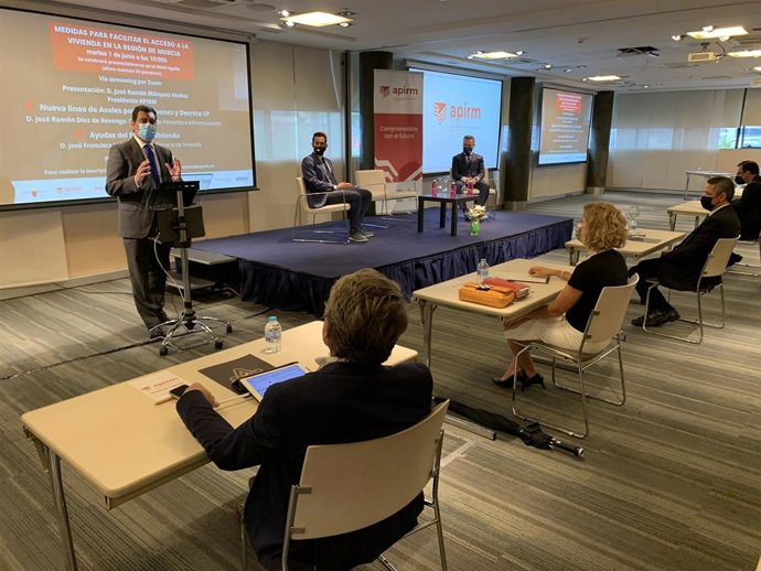 Díez de Revenga, junto con el director de Vivienda, José Francisco Lajara, y el presidente de Apirm, José Ramón Blázquez, durante la jornada informativa 'Medidas para facilitar el acceso a la vivienda de la Región de Murcia* celebrada hoy, en Murcia.