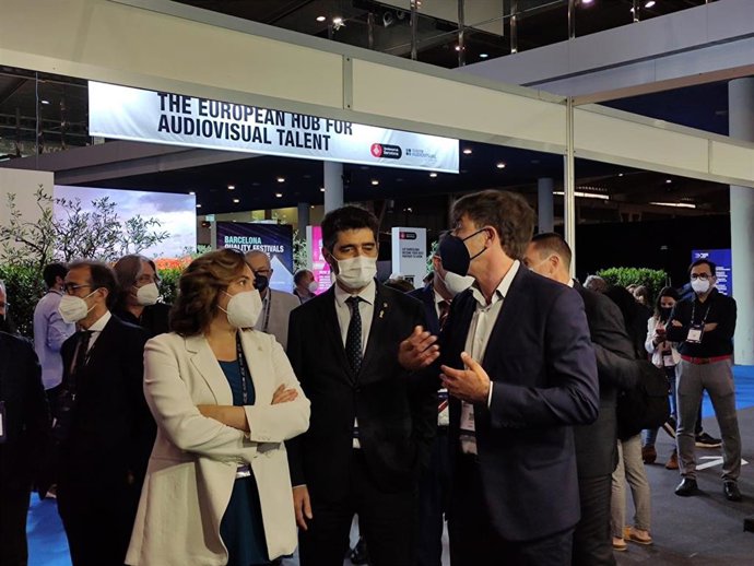 El vicepresidente de la Generalitat y conseller de Territorio y Políticas Digitales, Jordi Puigneró, y la alcaldesa de Barcelona, Ada Colau, durante una visita en el ISE