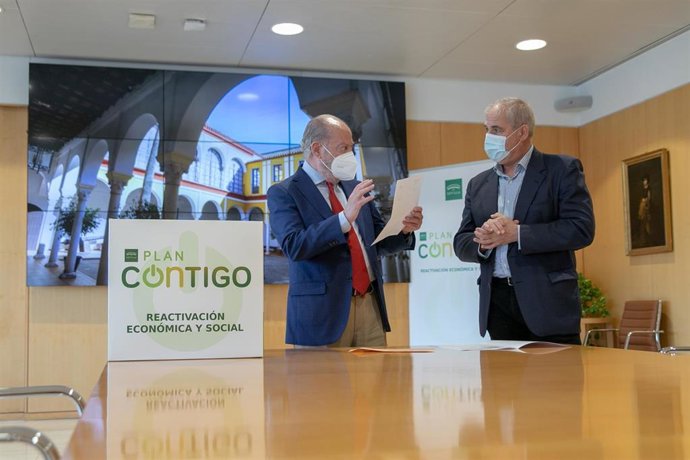 El presidente de la Diputación de Sevilla, Fernando Rodríguez Villalobos, y el alcalde de Olivares, Isidoro Ramos