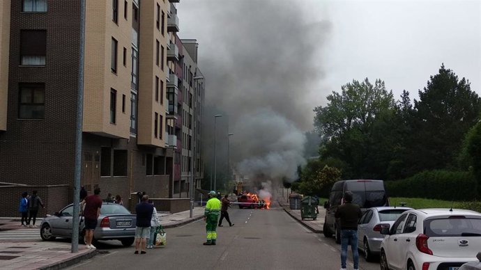 Incendio de un vehículo en La Grandiella, en Avilés.