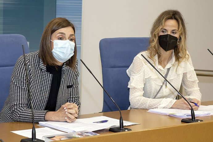 Archivo - La consejera de Presidencia, Paula Fernández (izda) y la directora general de Interior, Jezabel Morán, en la presentación del texto normativo de la ley en materia de juego