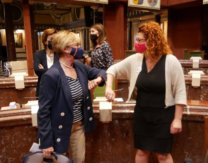 La diputada regional del Partido Popular, Maruja Pelegrín, saluda a la representante de 'Madres solteras'