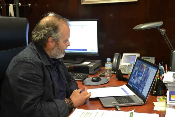 El consejero de Economía, Ciencia y Agenda Digital, Rafael España, en el Consejo de Comercio de Extremadura