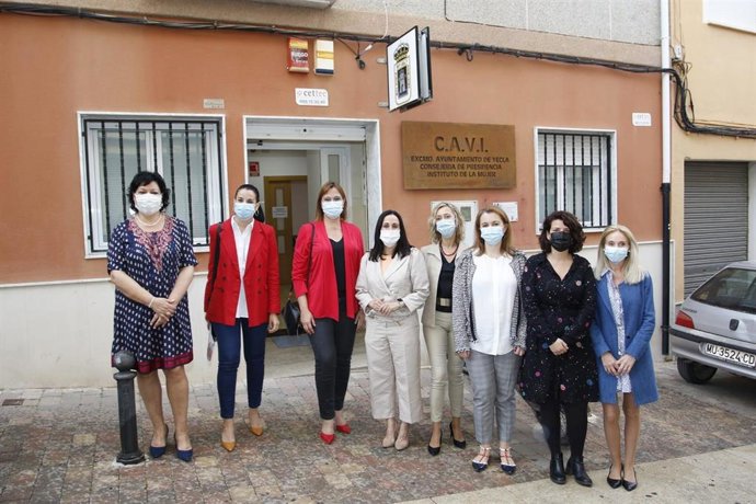 Isabel Franco visitó el CAVI de Yecla junto con la alcaldesa, Remedios Lajara.