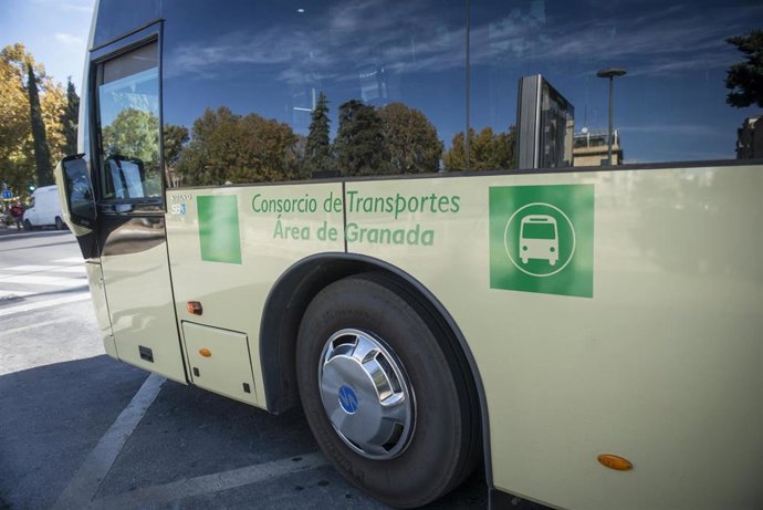 Archivo - Autobús del Consorcio Metropolitano de Granada.