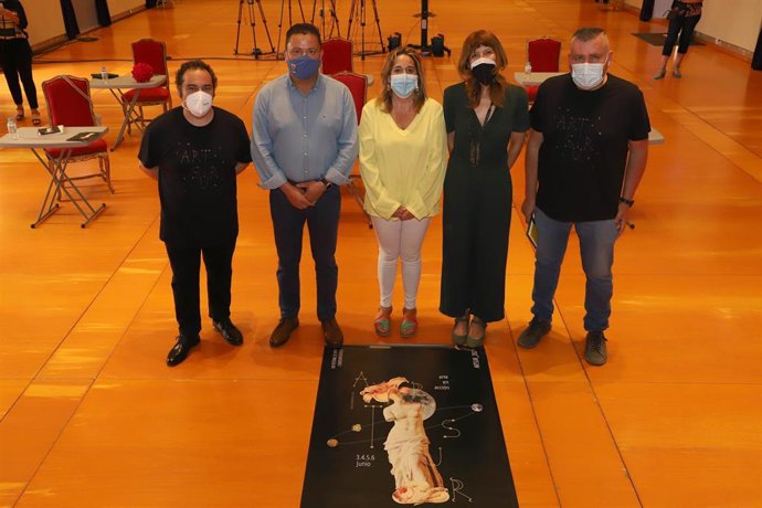 La delegada de Cultura de la Diputación de Córdoba, Salud Navajas (centro), en la presentación de Art Sur.