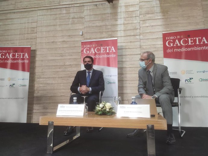 El consejero de Fomento y Medio Ambiente, Juan Carlos Suárez-Quiñones (i), y el director de La Gaceta de Salamanca, Julián ballestero (d), en el foro.