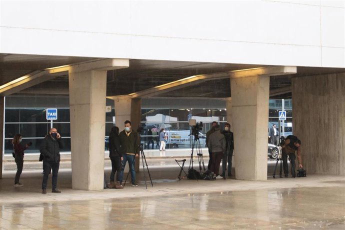 Medios de comunicación esperan en las inmediaciones del Hospital San Pedro 