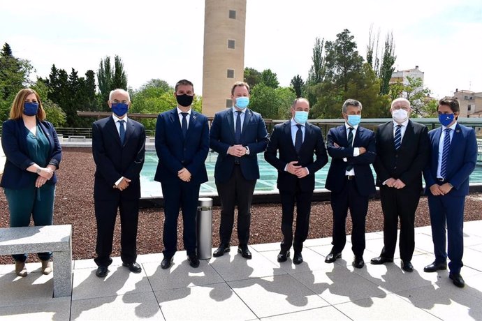 Foto de familia durante la inauguración de los nuevos depósitos de la Fiesta del Árbol en Albacete