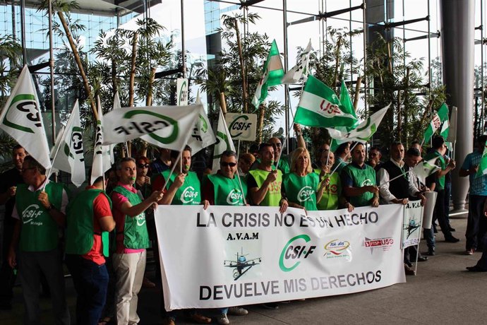 Archivo - Imagen de archivo: concentración de vigilantes de seguridad en el aeropuerto de Málaga