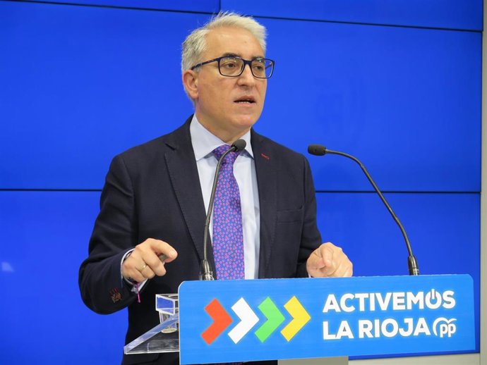 El portavoz del Grupo Parlamentario Popular, Jesús Ángel Garrido, en comparecencia de prensa