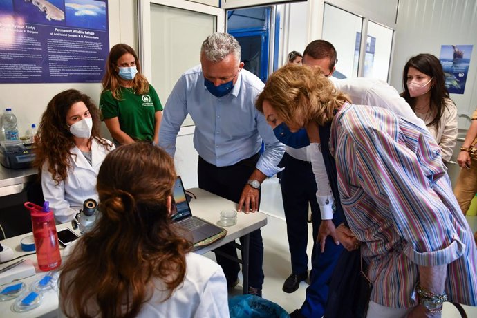 La Reina Doña Sofía visita las obras de las instalaciones del Centro de Rehabilitación para mamíferos marinos y tortugas del Santuario de Vida Marina Aegean en la isla de Lipsi, en Grecia
