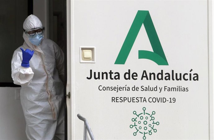 Archivo - Sanitarios de la Junta de Andalucía, preparados para  hacer los test rápidos de antígenos, en un cribado masivo