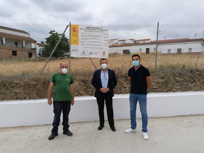 El delegado de Administración Local, en Santa Bárbara de Casa (Huelva).