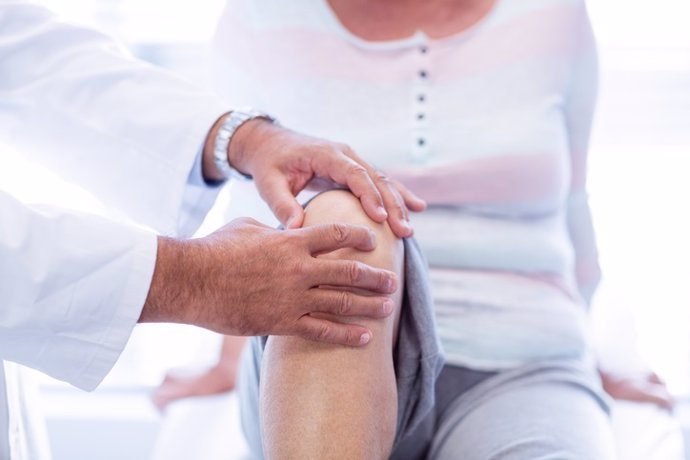 Archivo - Physiotherapist giving knee therapy to senior woman