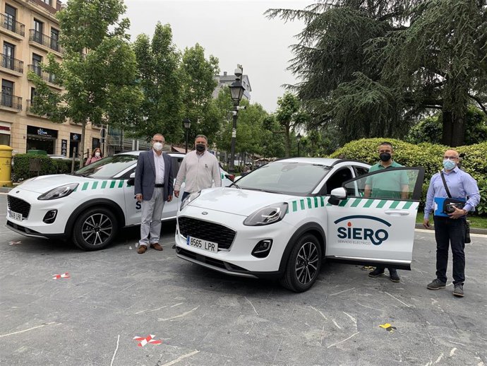 De izquierda a derecha, Juan Carlos Noreña, de la empresa adjudicataria del contrato; Alejando Villa, concejal; Javier Rodríguez, concejal y Ángel Rodriguez, de la empresa adjudicataria del contrato.