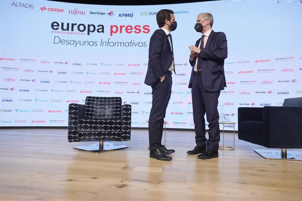 El presidente del Partido Popular, Pablo Casado (i), conversa con el director de Europa Press, Javier García Vila, en un Desayuno Informativo de Europa Press, a 1 de junio de 2021, en el Auditorio "El Beatriz Madrid", Madrid, (España).