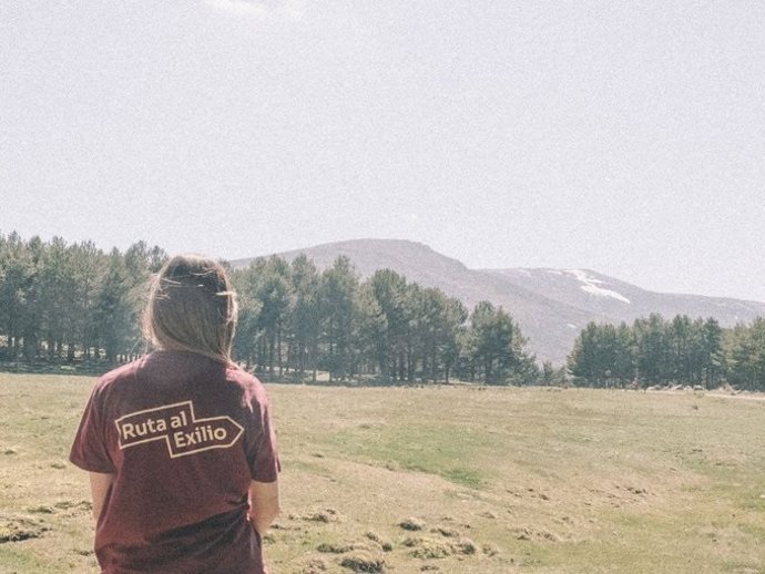 Archivo - Una joven con una camiseta en la que se lee 'Ruta al Exilio'