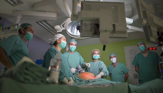 Archivo - Cerca de 800 cirujanos se conectan al curso virtual sobre cirugía de la hernia de Quirónsalud Sagrado Corazón de Sevilla