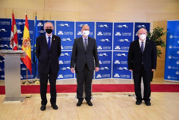 De izquierda a derecha, el presidente del CES nacional, Antón Costas; el presidente de las Cortes de Castilla y León, Luis Fuentes; y el presidente del CESCyL, Enrique Cabero.