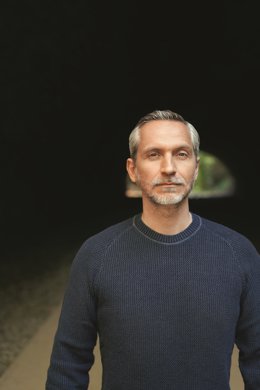 Archivo - El policía francés Olivier Norek, que acaba de publicar en España la novela 'Impacto', en una imagen facilitada por la editorial